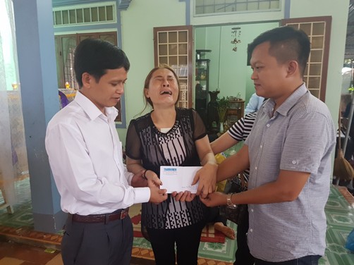 Đồng chí Trần Xuân Anh - Phó Bí thư Tỉnh đoàn (bên trái) cùng đại diện báo Thanh Niên trao số tiền hỗ trợ 05 triệu đồng cho gia đình em Sang